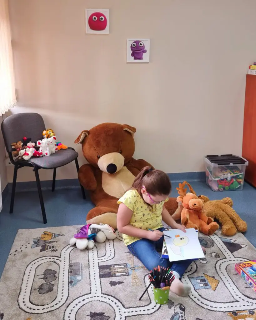 Dzieci chętnie zostawiają nam swoje rysunki, które tworzą podczas spotkania