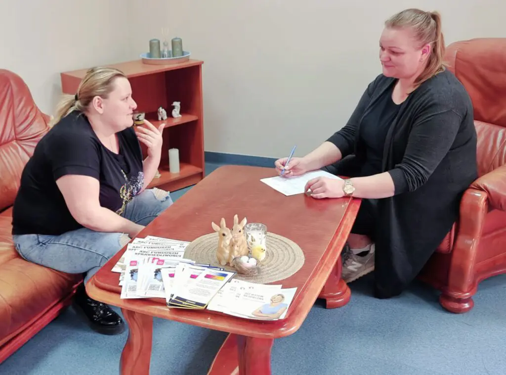 Dzięki otwartości osoby pierwszego kontaktu i jej empatycznemu podejściu beneficjenci pokonują opór i chętniej się otwierają